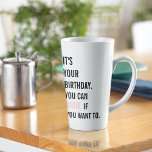 Tasse Latte Citations d'anniversaire amusantes | Joyeux annive<br><div class="desc">"Le vin s'améliore avec l'âge,  comme vous ! Joyeux anniversaire et acclamer une autre année de délicieuse !"</div>