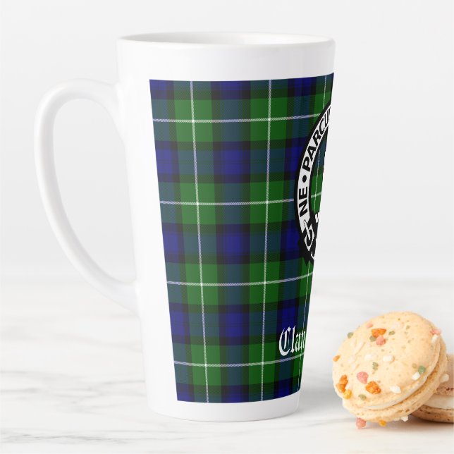 Tasse Latte Clan Lamont Crest Badge et Tartan (En situation)