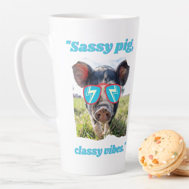 Tasse Latte Cochon Sassy  Vibes Classiques - Citation de Cocho (En situation)