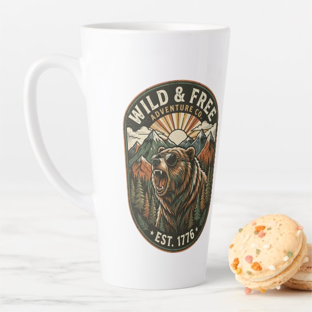 Tasse Latte Conception de camping rétro pour les amoureux de l (En situation)