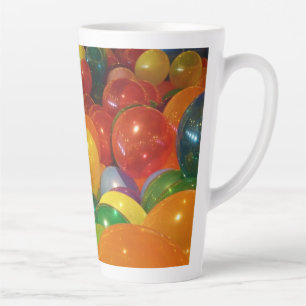 Tasse Latte Conception de fête de ballons colorés