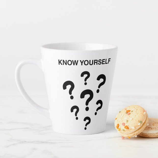 Tasse Latte conception de tee-shirt avec texte en gras motivan (En situation)