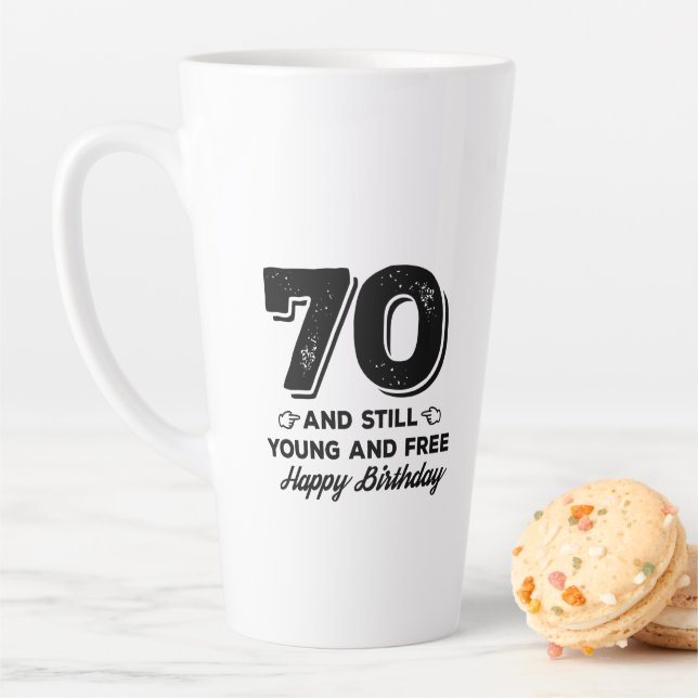 Tasse Latte cool jeune 70e anniversaire citation paroles (En situation)