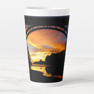 Tasse Latte Coucher de soleil sur la côte d'Orange en Californ