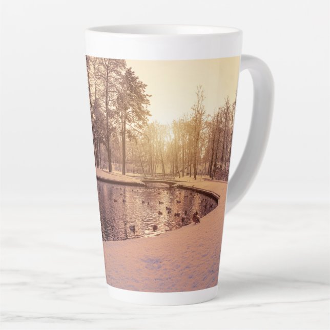 Tasse Latte Coucher de soleil sur le parc avec petit lac gelé (Angle droit)