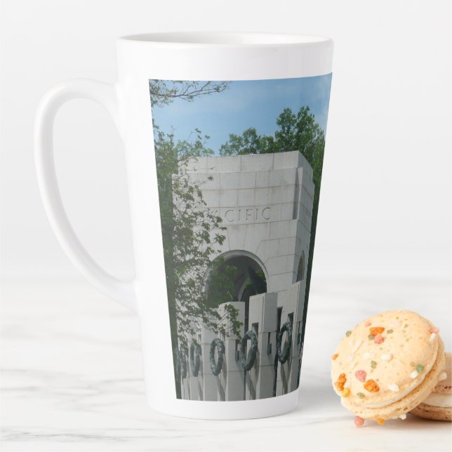 Tasse Latte Couronnes du mémorial de la Seconde Guerre mondial (En situation)