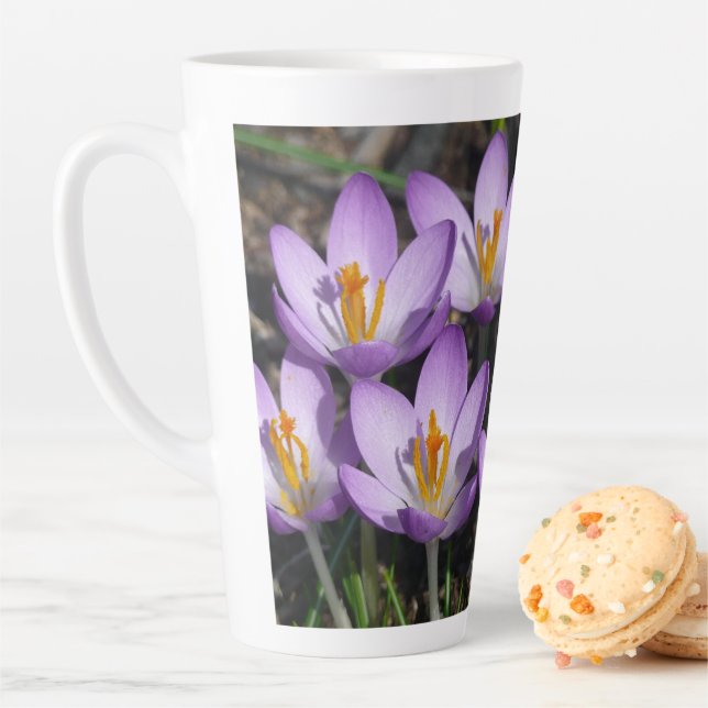 Tasse Latte Crocus violets ensoleillés (En situation)