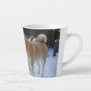 Tasse Latte cute akita dog kissing snowman for christmas