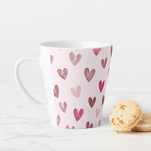 Tasse Latte Cute Pink Heart Pattern – Romantic &Stylish Design (En situation)