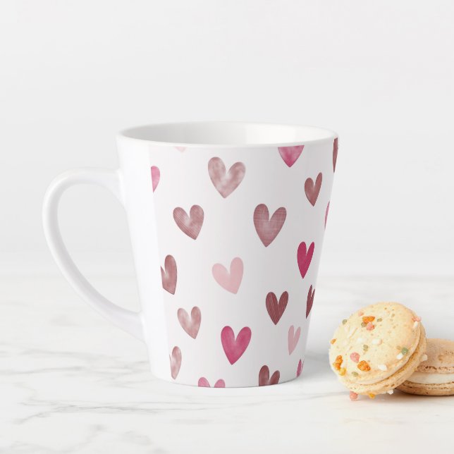 Tasse Latte Cute Pink Heart Pattern – Romantic &Stylish Design (En situation)
