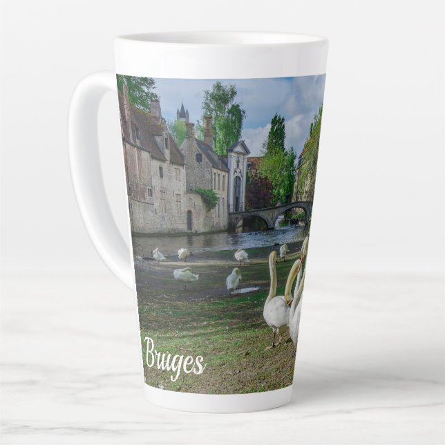 Tasse Latte Cygnes blancs dans le centre de Bruges (Angle gauche)