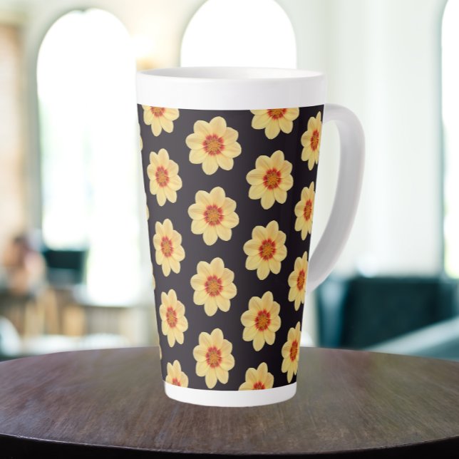 Tasse Latte Dahlia jaune motif floral sur noir (In Situ)