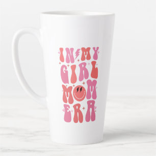 Tasse Latte Dans mon ère de maman de fille Rétro Groovy Fête d