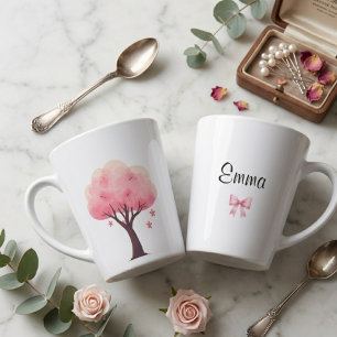 Tasse Latte délicatesse de fleur de cerisier grâce regard cout