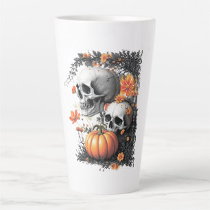 Tasse Latte Deux crânes et un citrouille parmi les fleurs.