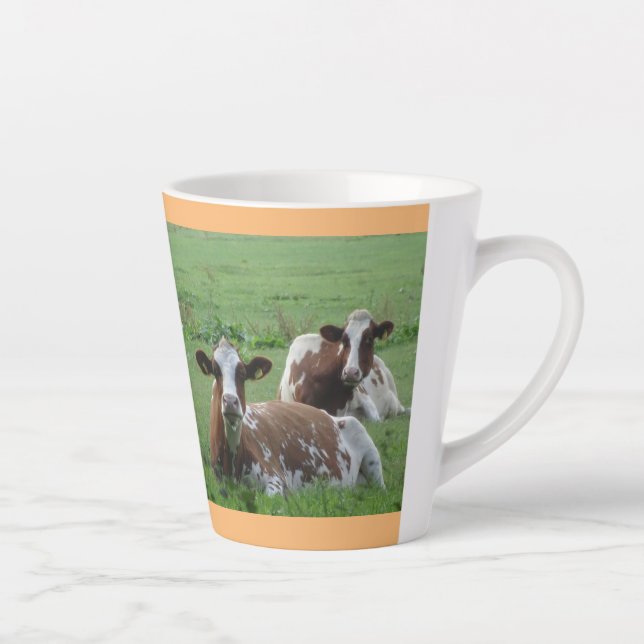 Tasse Latte Deux Vaches Blancs-Brown Mignonnes. Musique en lat (Droite)