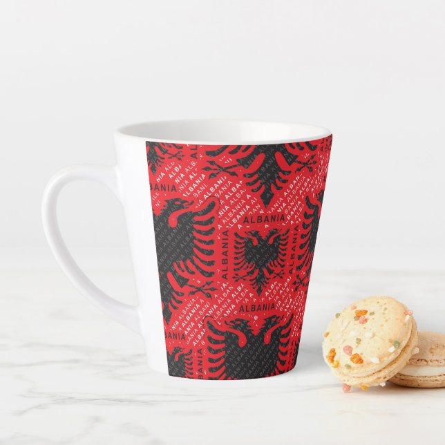 Tasse Latte drapeau albanais motif 2 (En situation)