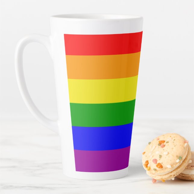 Tasse Latte Drapeau arc-en-ciel classique et élégant (En situation)