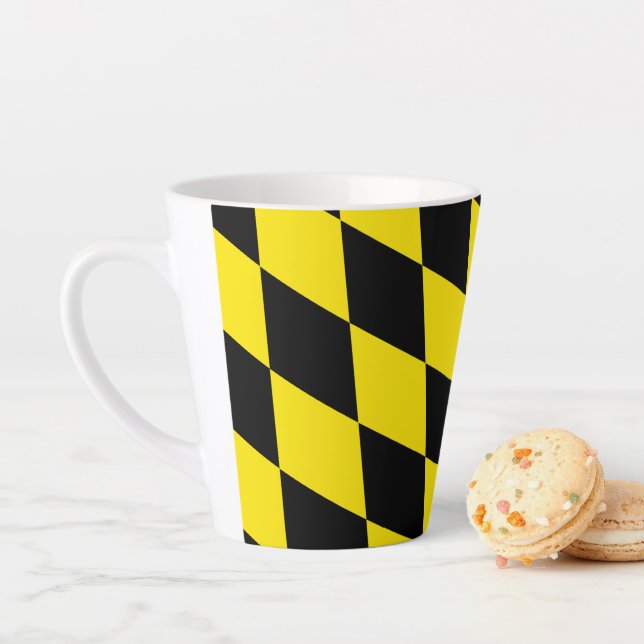 Tasse Latte Drapeau diamant Bavière noir et jaune (En situation)