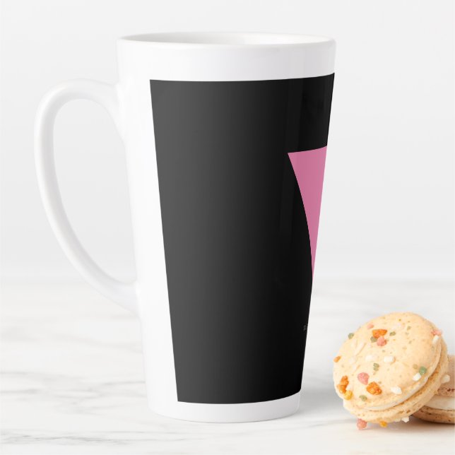 Tasse Latte Drapeau triangle rose de SlipperyJoe drapeau rose  (En situation)