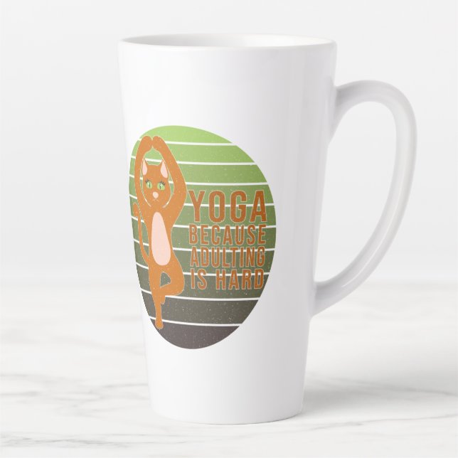 Tasse Latte Drôle chat mignon faisant du yoga. (Droite)