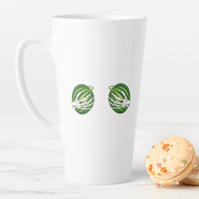 Tasse Latte Drôle Halloween Squelette mains tenant Melons (En situation)