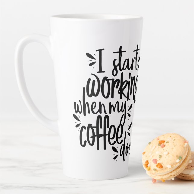 Tasse Latte Drôle, je commence à travailler quand mon café par (En situation)