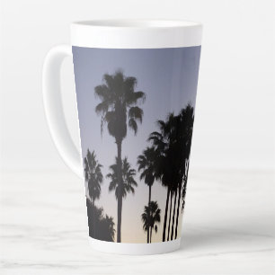 Tasse Latte Dusk avec palmiers Scène tropicale