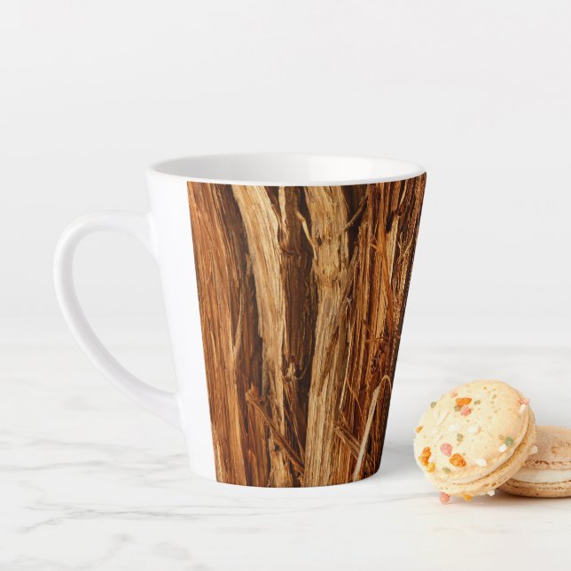 Tasse Latte Écorce de bois texturée de cèdre (En situation)