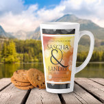 Tasse Latte Élégant 16ème 23ème anniversaire du Mariage de Top<br><div class="desc">Célébrez le 16e ou le 23e anniversaire du mariage avec cette tasse de latte commémorative. Elégante lettrage noir serif avec confetti hexagonal sur un arrière - plan rouge-jaune-orange foncé bordé de barres noires ajoute une touche mémorable pour cette occasion spéciale et (extraordinaire) jalon. Customisez avec les noms du couple heureux,...</div>