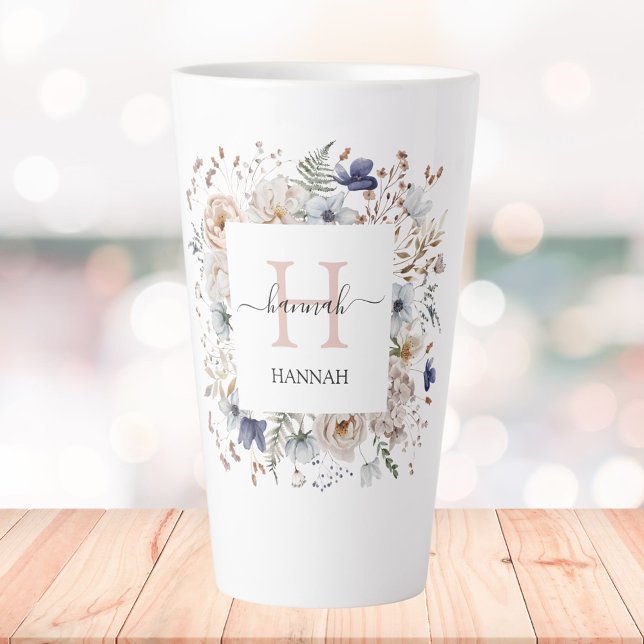 Tasse Latte Elegant Monogram Pretty Beige Blue Flowers Floral (In situ)