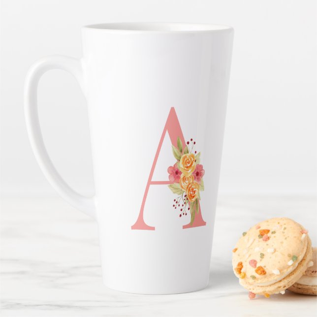 Tasse Latte Élégant Monogramme rose et orange A (En situation)