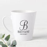 Tasse Latte Élégant Noir et Blanc Personnalisé Bridesmaid Co<br><div class="desc">Elegant Black and White Personnalisé Bridesmaid Cadeaux avec monogramme personnalisé dans un style de police de script élégant avec le nom et le titre de bridesmaid dans le style de police serif classique. Aussi parfait pour Maid of Honor,  Flower Girl,  Mother of the Bride et plus.</div>