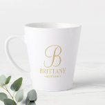 Tasse Latte Élégante domestique personnalisée<br><div class="desc">Elégant cadeau de femme de chambre personnalisée avec monogramme personnalisé dans un style de police de script élégant avec le nom et le titre de la femme de nuit dans le style de police serif classique. Aussi parfait pour Maid of Honor, Flower Girl, Mother of the Bride et plus. Remarque...</div>
