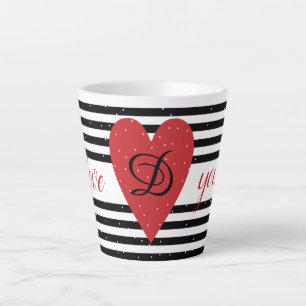 Tasse Latte Élégantes rayures noir et blanc et coeur rouge