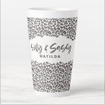 Tasse Latte Empreinte de léopard rose soixante et sassy 60e an<br><div class="desc">Empreinte de léopard rose girly soixante et sassy 60e anniversaire cadeau de fête. Une partie d'un plaisir sur la collection tendance poster de animal.</div>