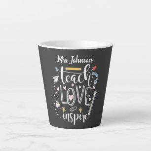 Tasse Latte enseigner l'amour inspire le cool préféré des ense