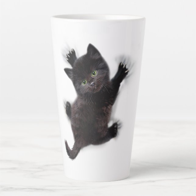 Tasse Latte Escalade de chat noir sur le dos humain (Devant)