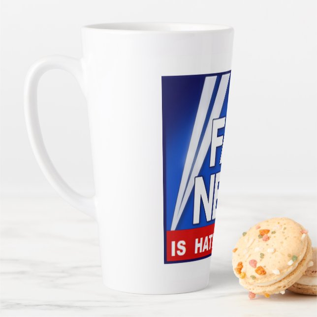 Tasse Latte Faux News (En situation)