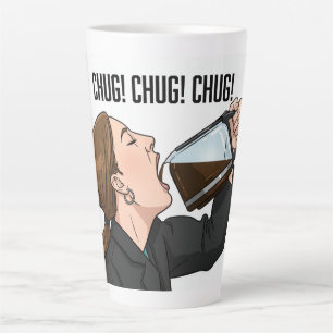 Tasse Latte Femme au bureau qui boit du café à même la cafetiè