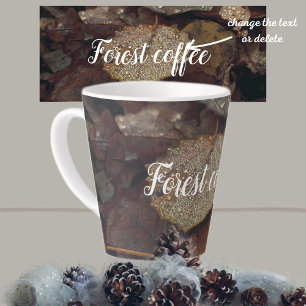 Tasse Latte feuilles Brown tombés après la pluie