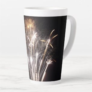 Tasse Latte Feux d'artifice blancs et or II Célébration patrio