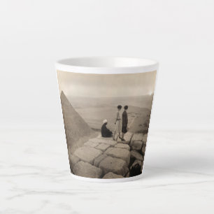 Tasse Latte Filles au sommet de la pyramide de Khufu en Égypte