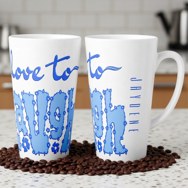 Tasse Latte Fleur Chunky Texte Slogan Bleu Foncé Avec Nom (A beautiful mix of elegant cursive script and bold, floral-detailed block lettering in blues.)