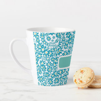 Tasse Latte Fleur de marguerite initiale personnalisée moderne
