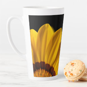 Tasse Latte Fleur jaune sur arrière - plan noir