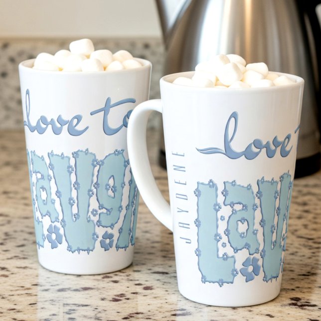 Tasse Latte Fleur pastel bleu Texte en relief avec nom (Customize it with any name printed vertically down the side for a unique, one-of-a-kind feel.)