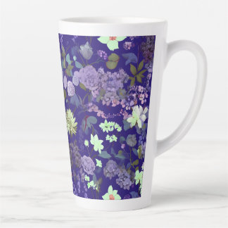 Tasse Latte Fleurs à l'atmosphère élégante et mystérieuse