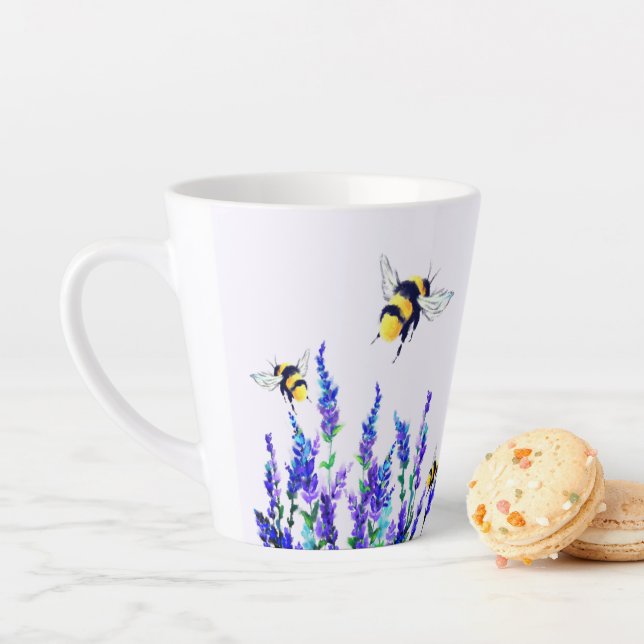 Tasse Latte Fleurs de printemps fraîches et abeilles volant la (En situation)