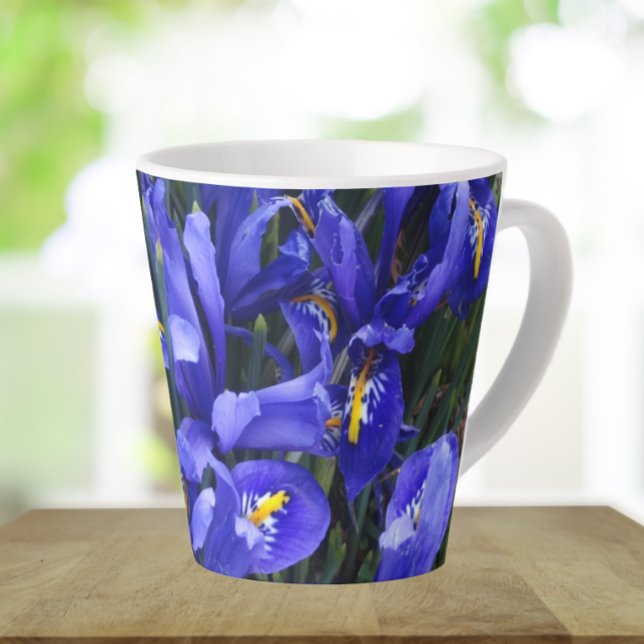 Tasse Latte Floral d'Irises réticulées pourpres (In Situ)
